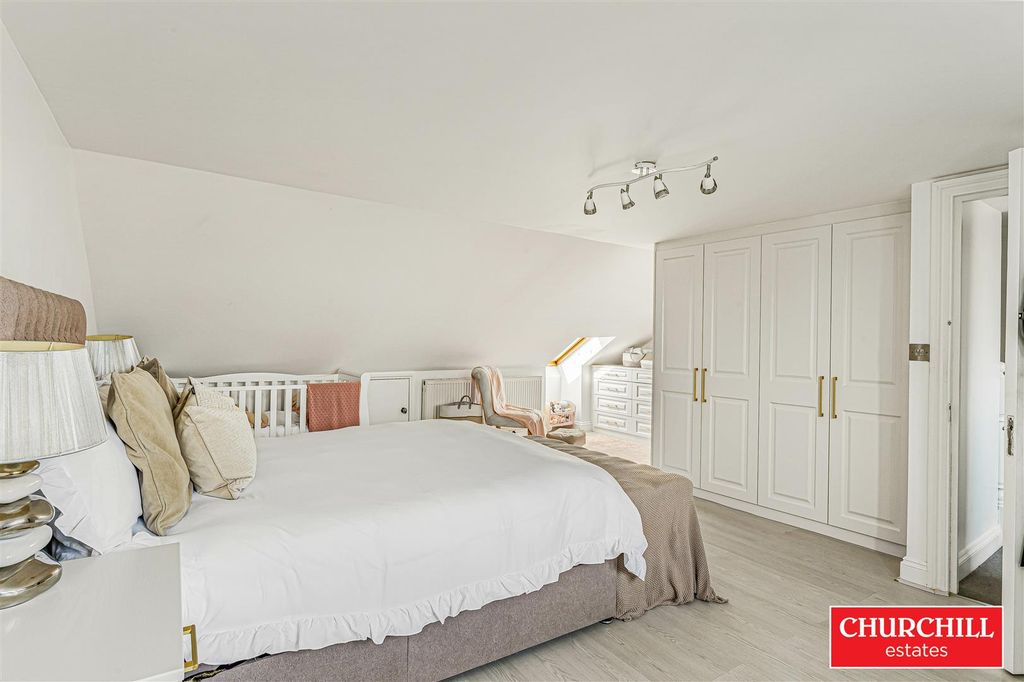 Property photo 3 of 32