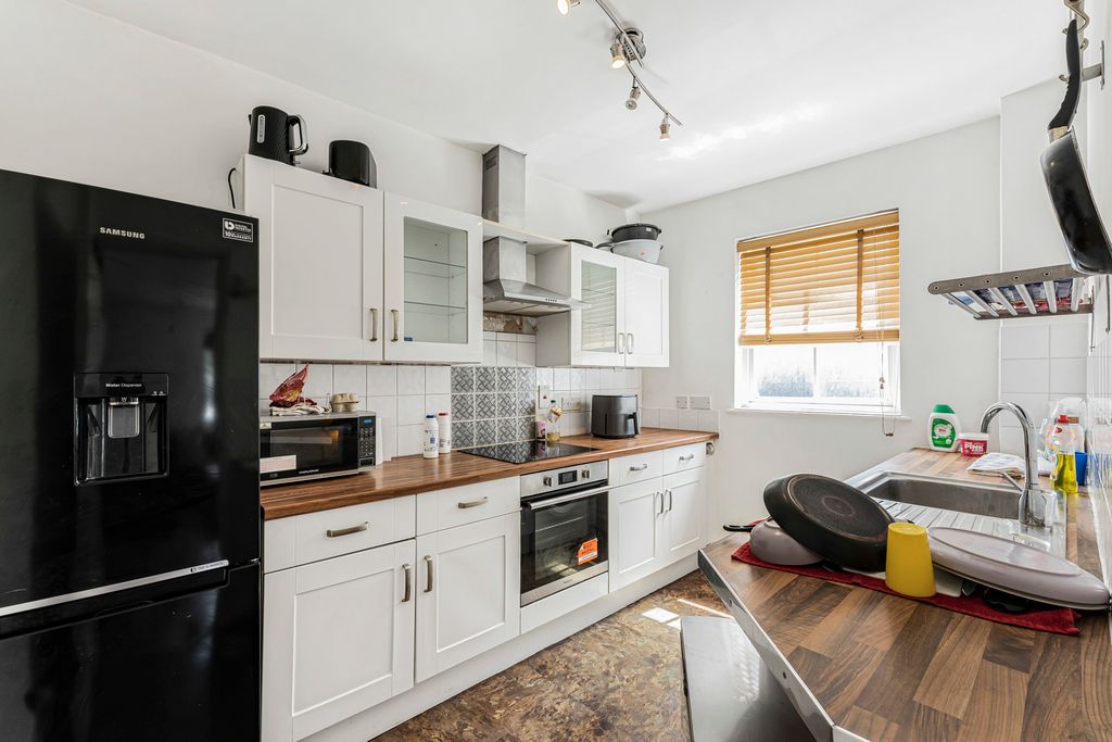 Property photo 3 of 11 Kitchen