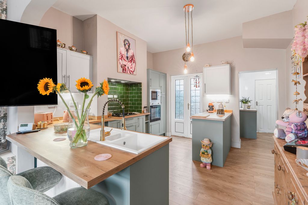 Property photo 1 of 15 Kitchen 2