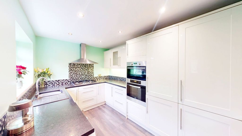 Property photo 2 of 19 Kitchen