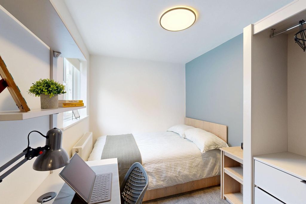 Property photo 3 of 11 A Bright And Tidy Single Bedroom Featuring A Comfo...