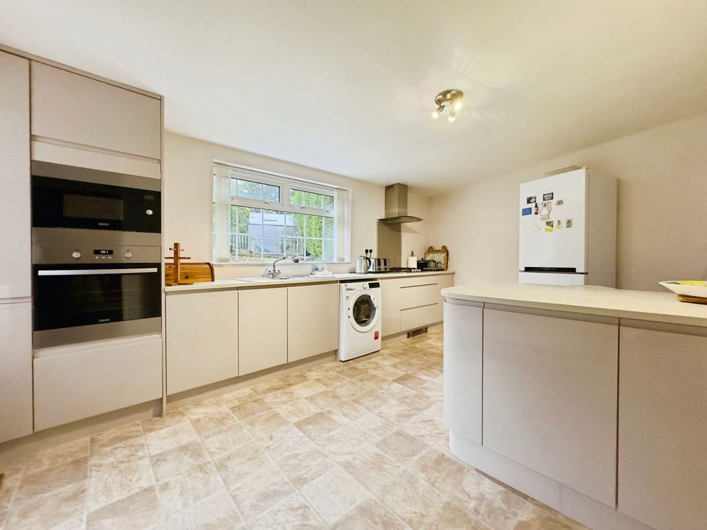 Property photo 2 of 31