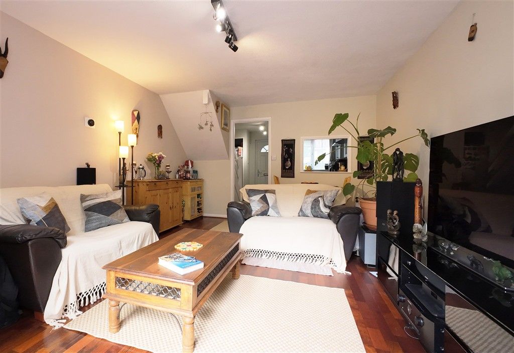 Property photo 3 of 10 Lounge