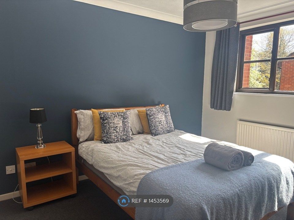 Property photo 1 of 12 Main Bedroom