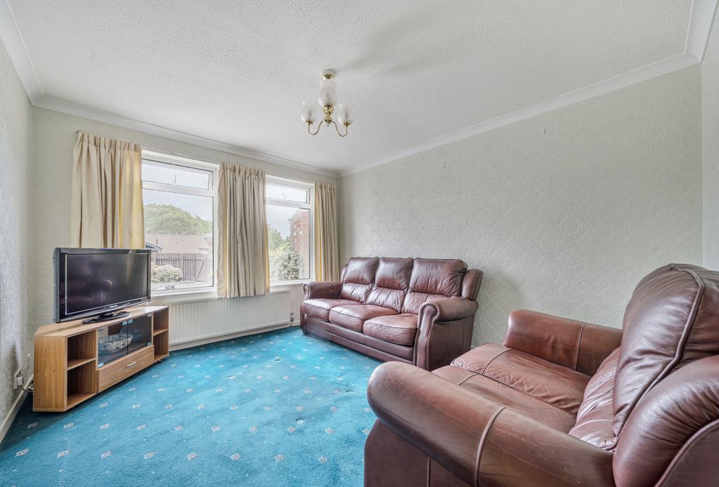 Property photo 2 of 10 1328870-13-6880Ea...