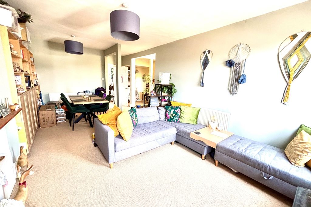 Property photo 3 of 14 Lounge