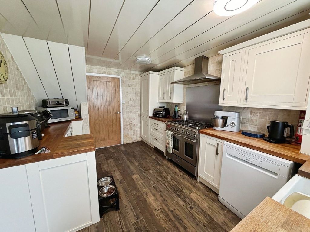 Property photo 3 of 17 Kitchen