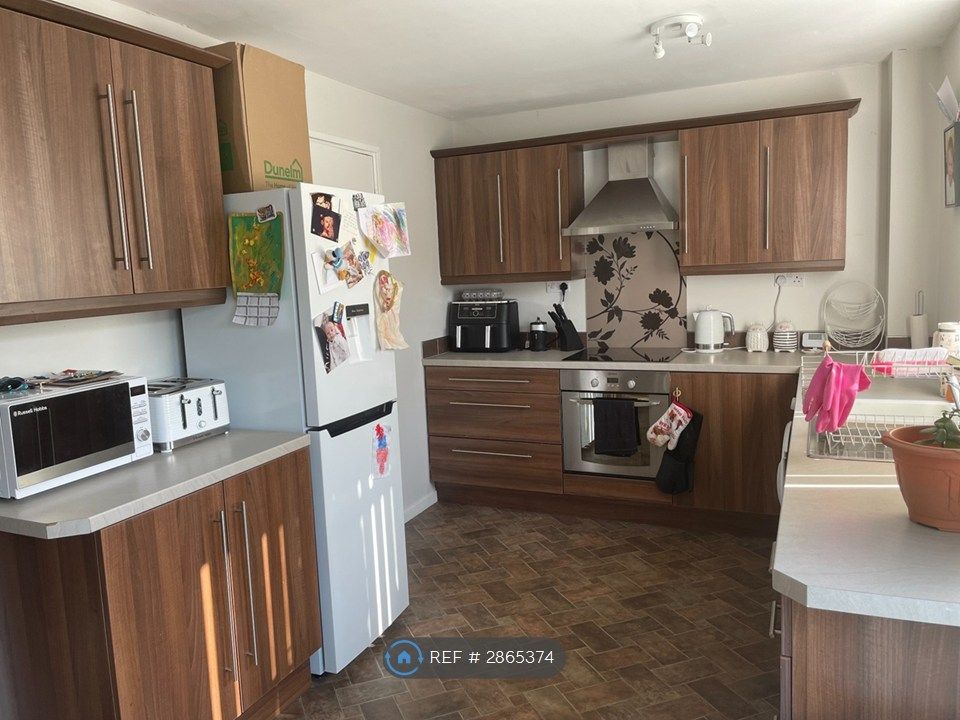 Property photo 3 of 11 Kitchen