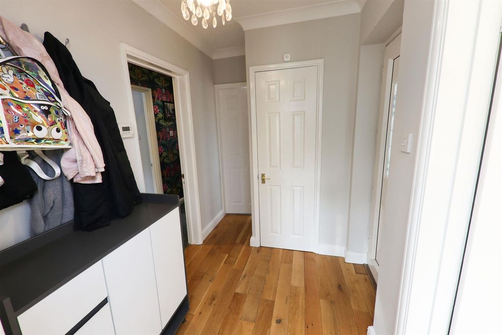 Property photo 3 of 22 Entrance Hall
