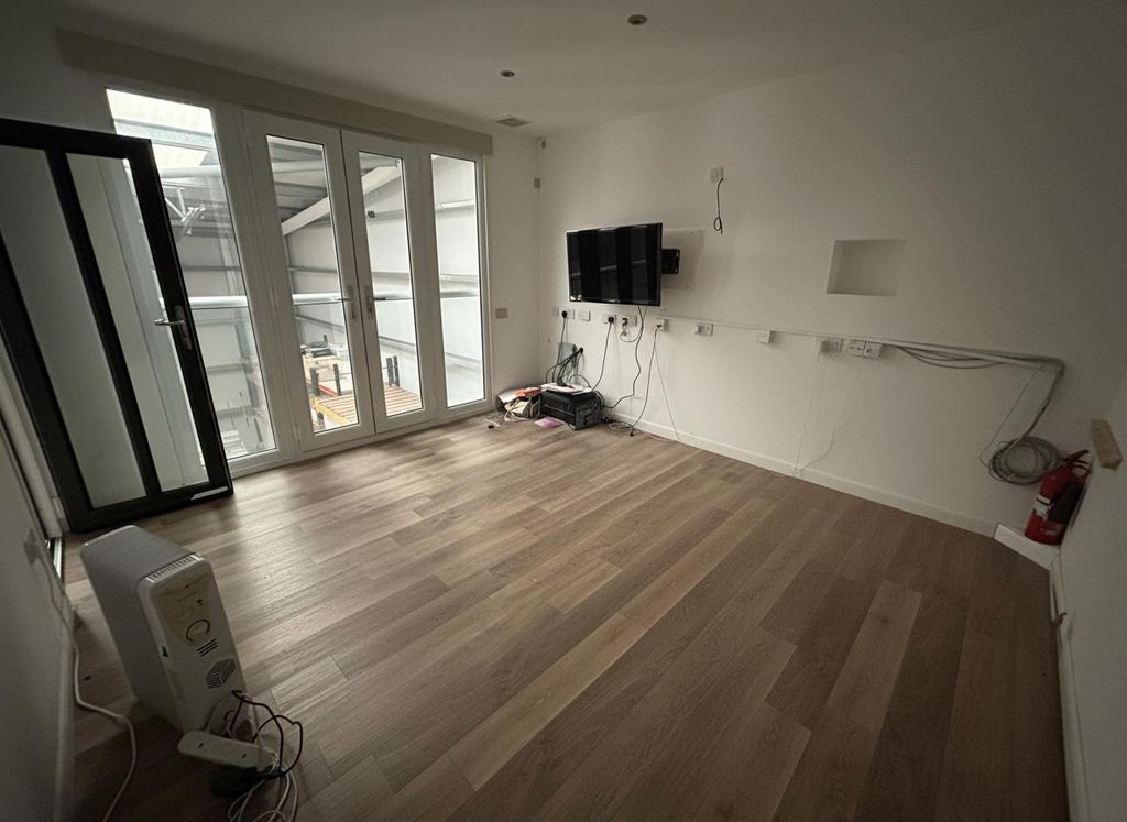 Property photo 3 of 7 Lumina-Edit-1766490190480.Png