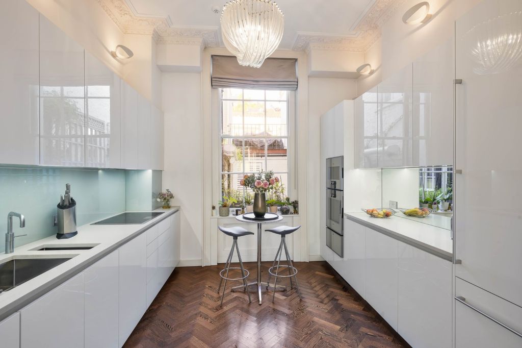 Property photo 3 of 11 Kitchen