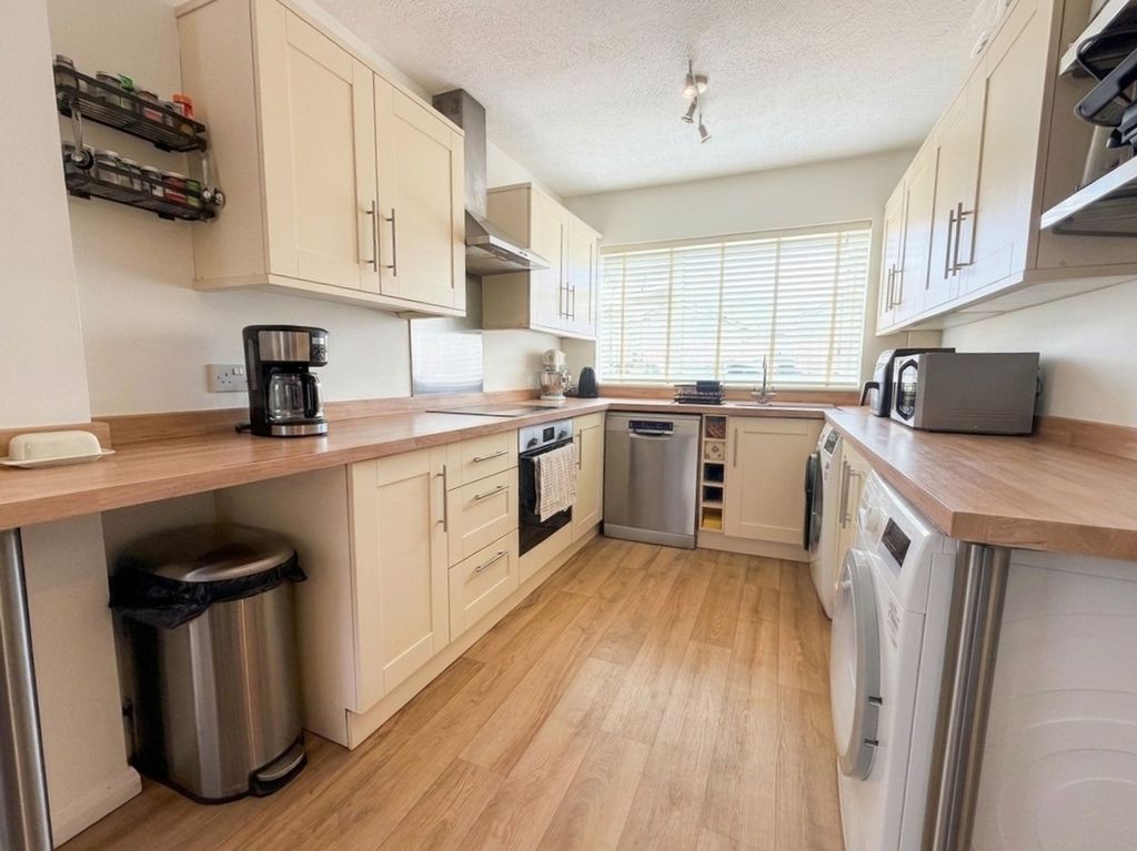 Property photo 3 of 14 Kitchen