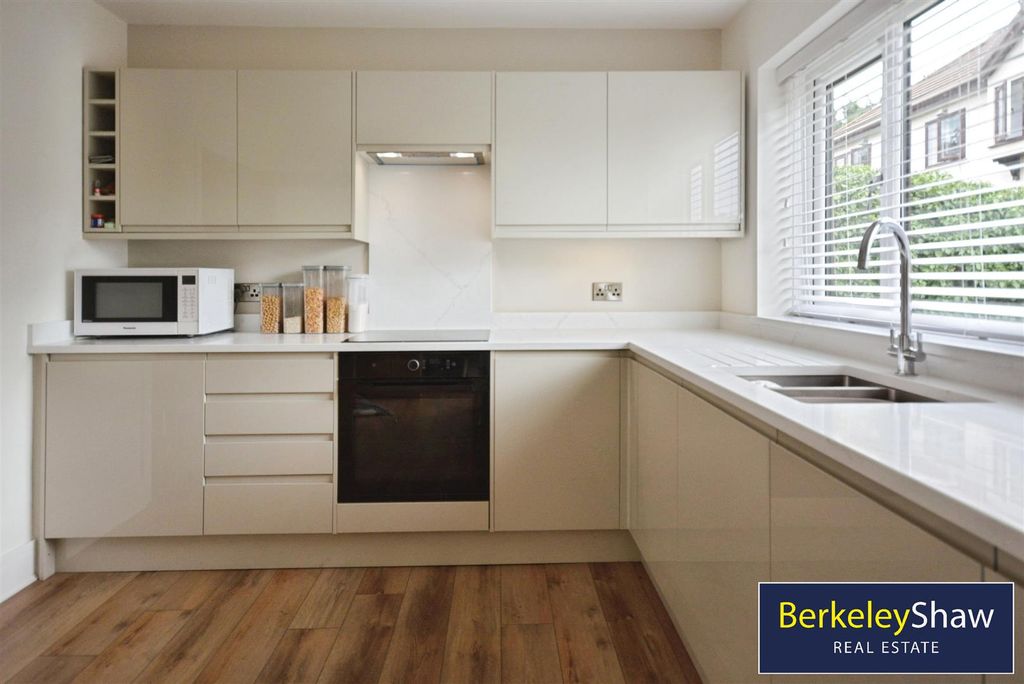 Property photo 3 of 21 Kitchen