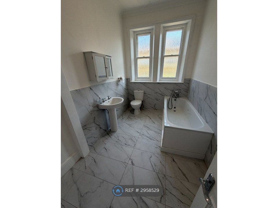 Property photo 3 of 8 Bathroom (Photo 1)