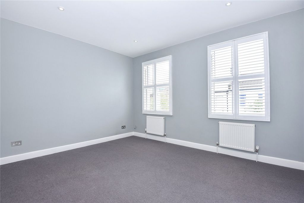 Property photo 2 of 10 Bedroom