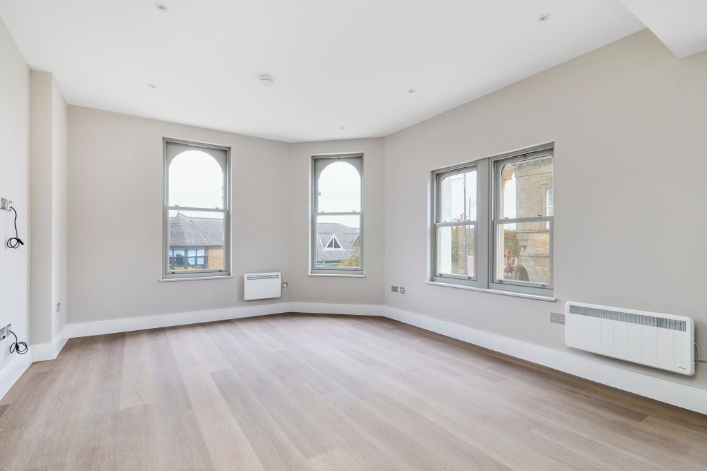 Property photo 2 of 14 Spacious Living