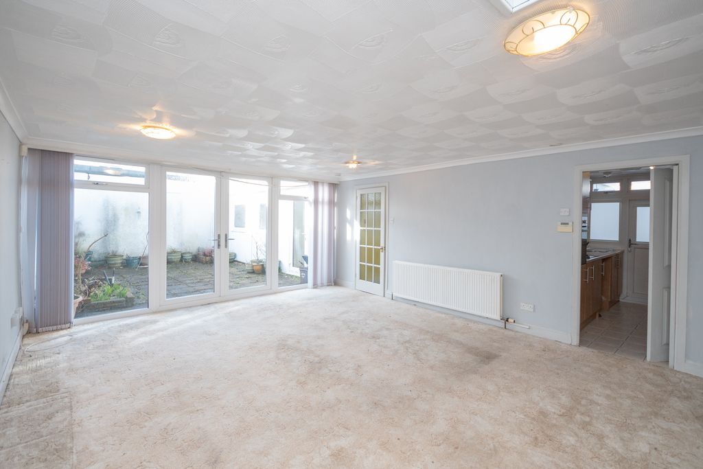 Property photo 3 of 16 Lounge