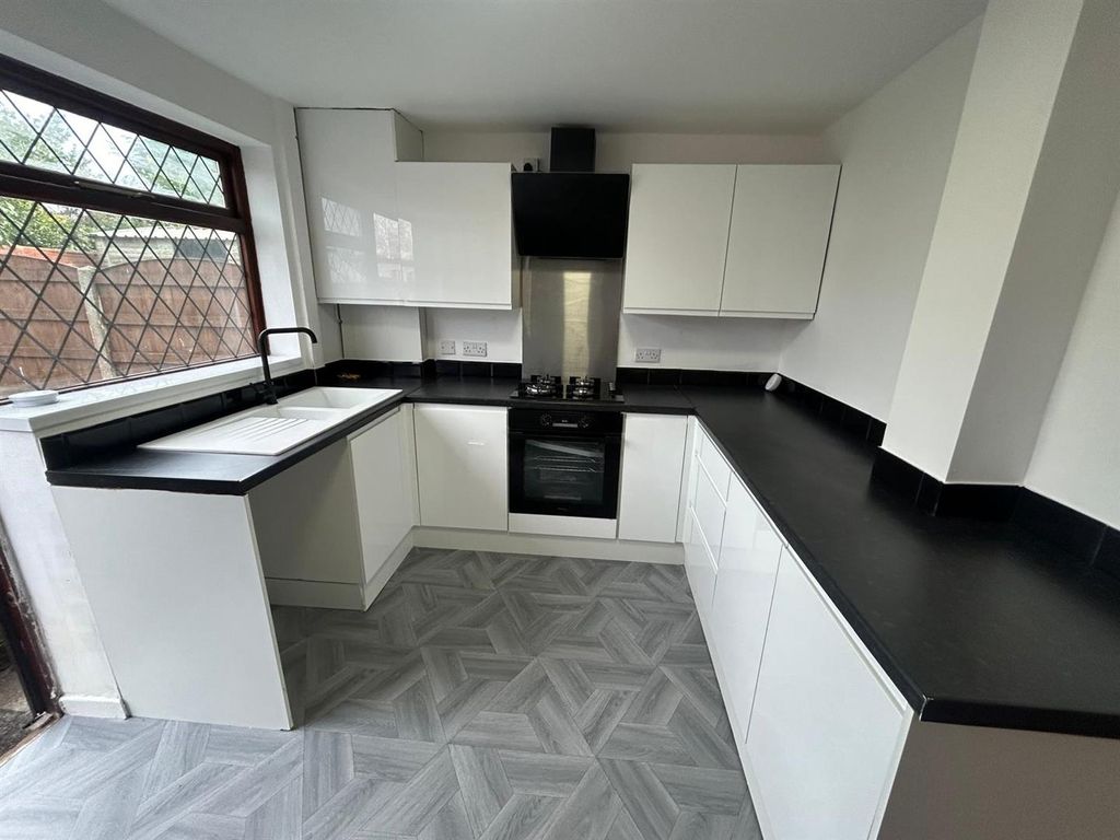 Property photo 3 of 12 Kitchen 2.Jpg