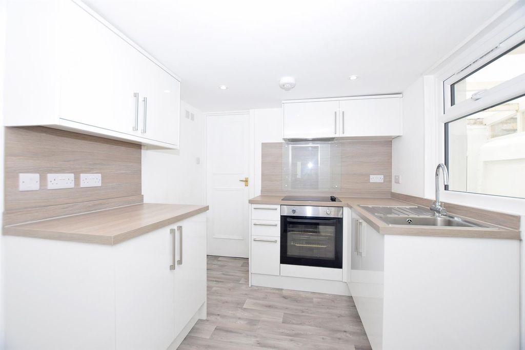 Property photo 2 of 11 Kitchen