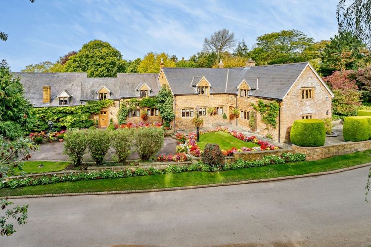 Property photo 1 of 17 8573230-Exterior4...