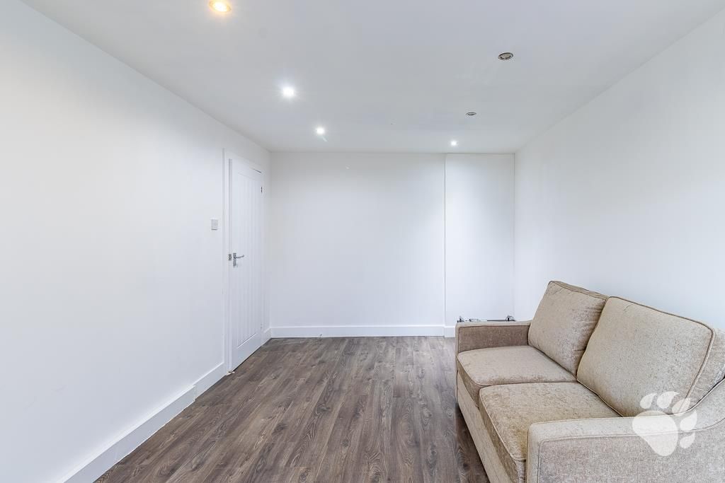 Property photo 3 of 26 Lounge