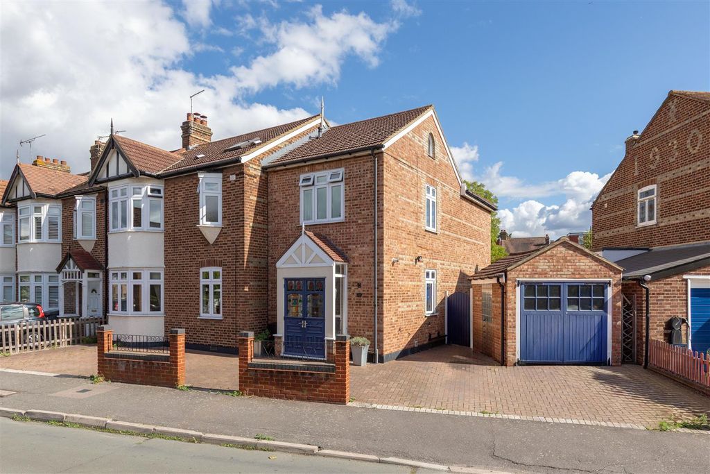 Property photo 1 of 40 Warboys Crescent, E4