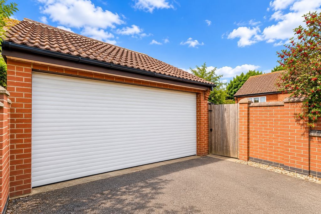 Property photo 3 of 12 Parking & Garaging