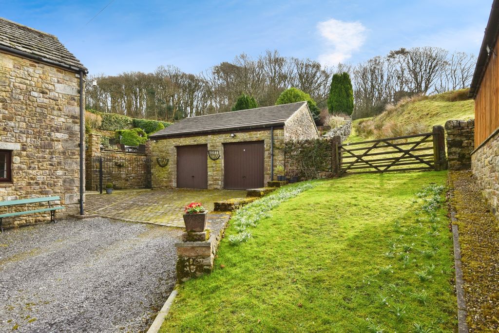Property photo 2 of 20 16