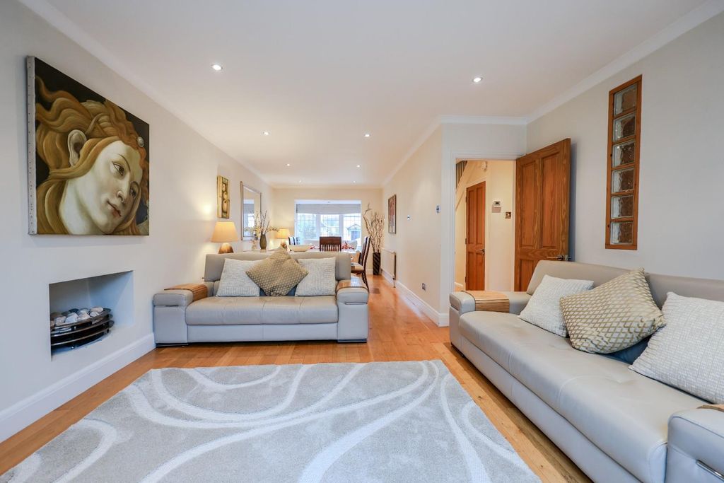 Property photo 2 of 27