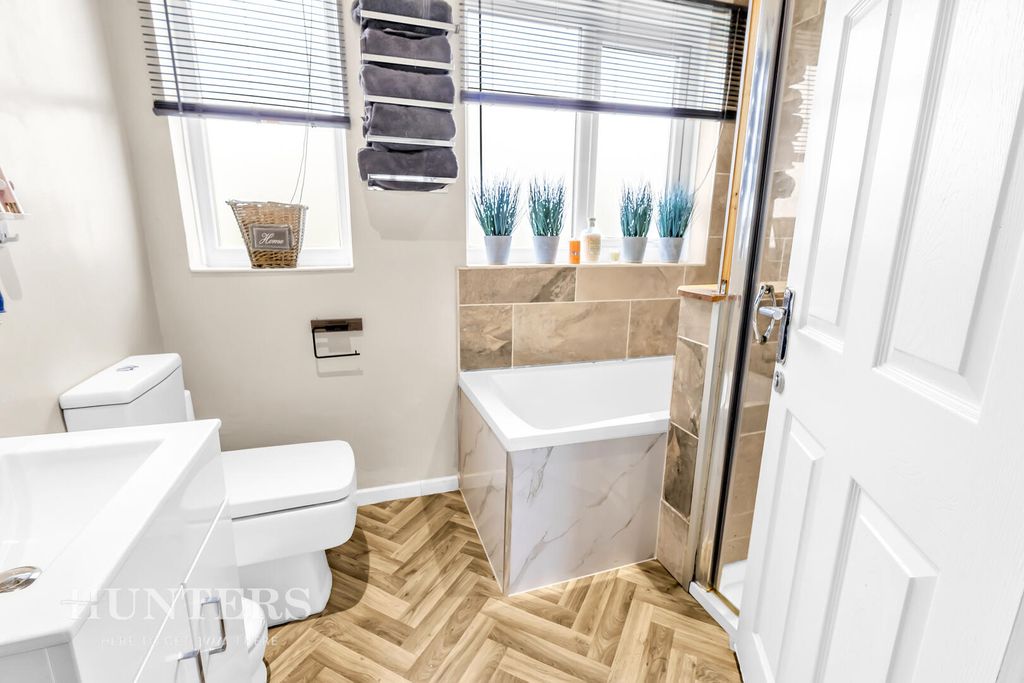 Property photo 3 of 18 Bathroom