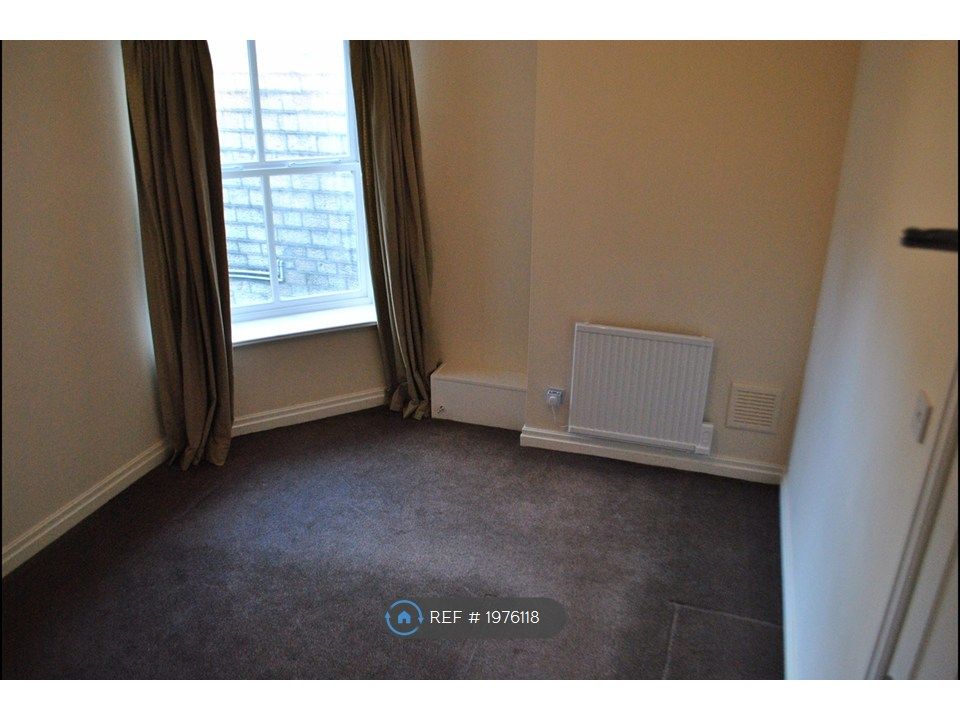 Property photo 3 of 4 Bedroom, Carpet Is Now Grey Same As The Lounge