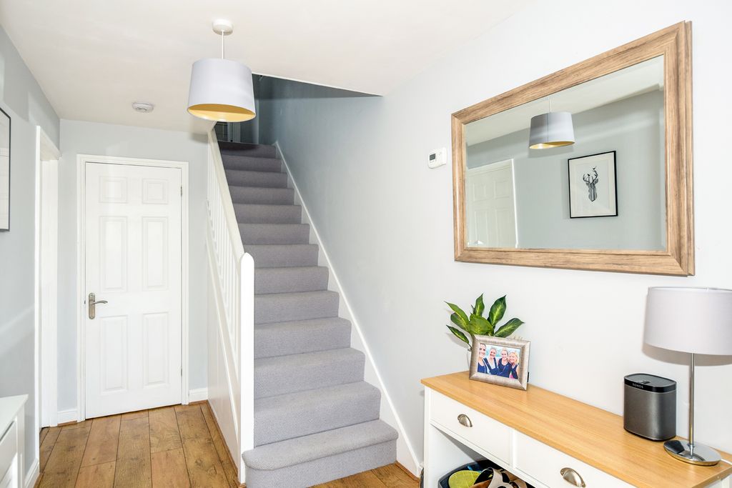 Property photo 3 of 30 Entrance Hall