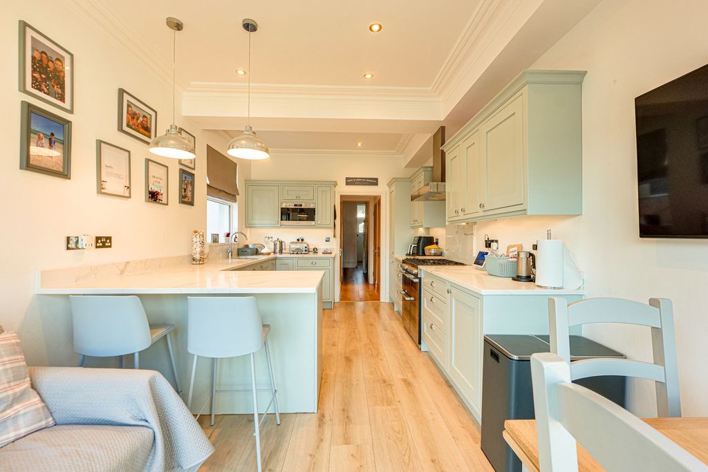 Property photo 3 of 32