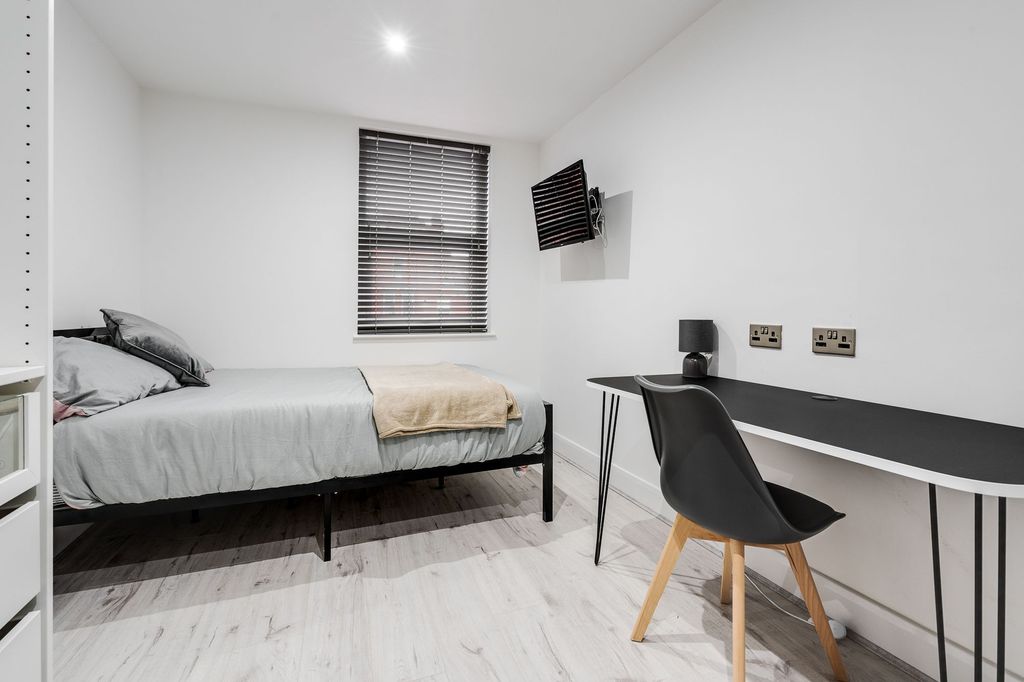 Property photo 3 of 4 A Bright And Modern Student Bedroom Featuring Mini...