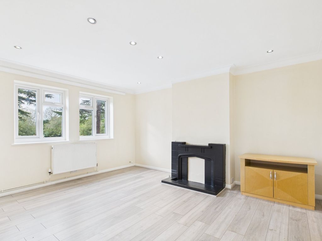 Property photo 3 of 7 Living Room