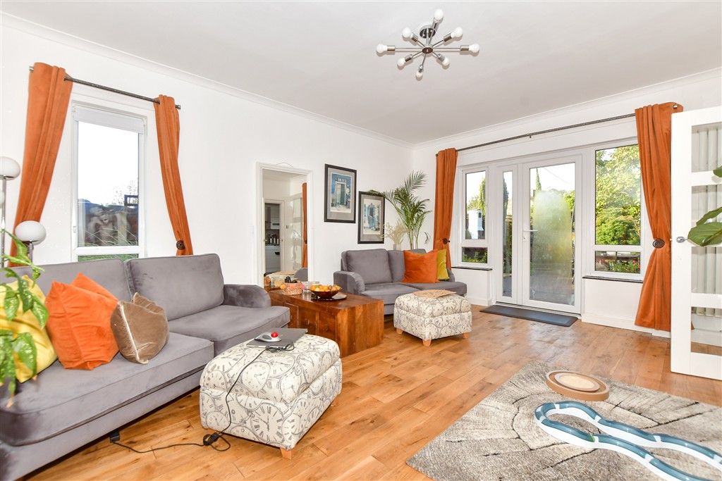 Property photo 3 of 13 Lounge