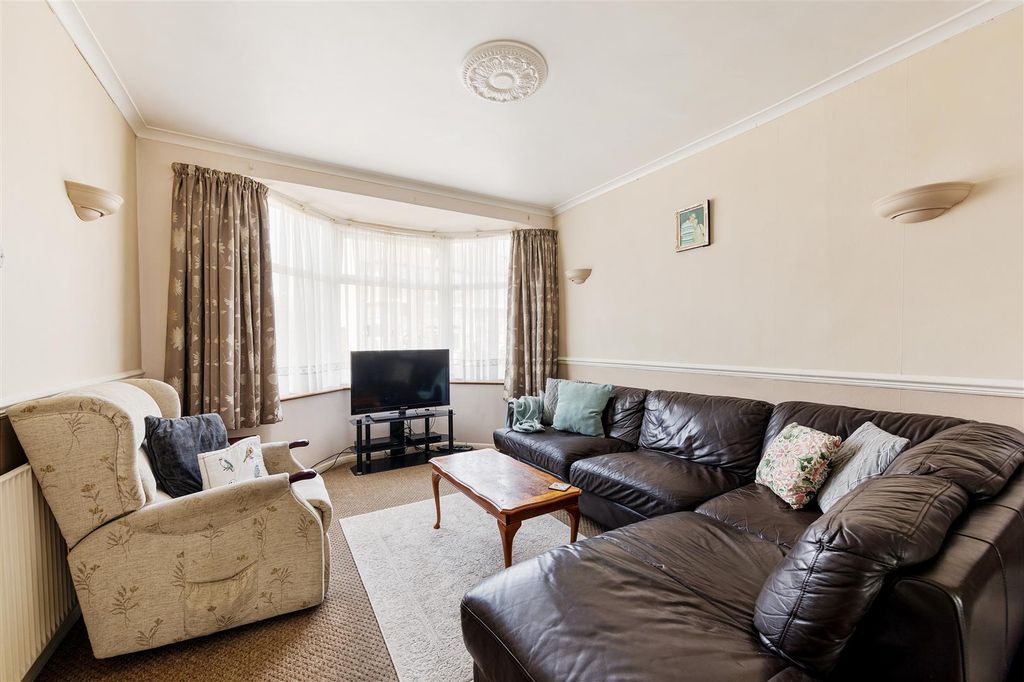 Property photo 2 of 28 Matlock Road, E10