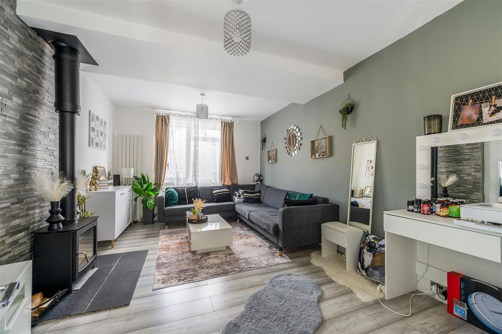 Property photo 3 of 26 Lounge