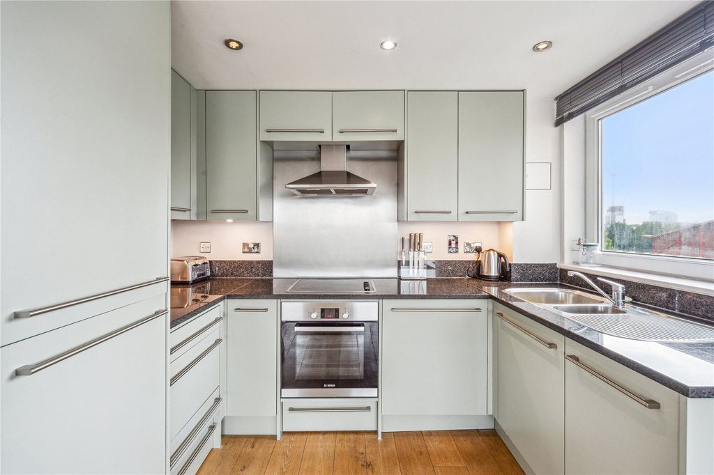 Property photo 3 of 7 Kitchen
