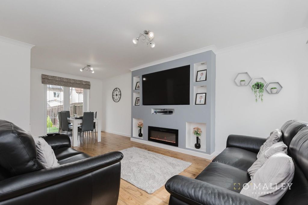 Property photo 2 of 16 Lounge