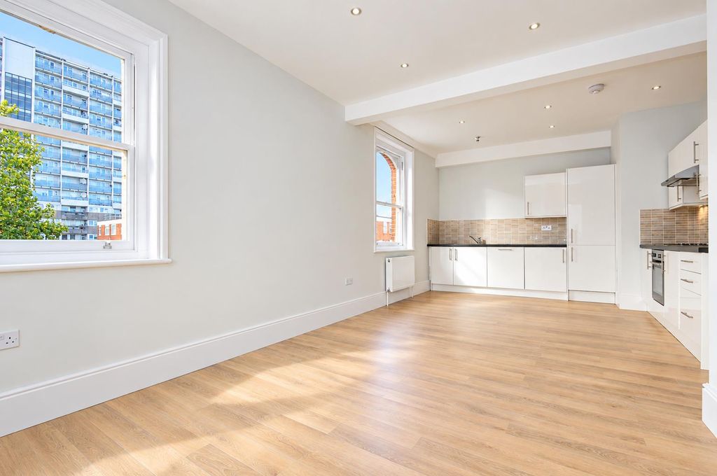 Property photo 1 of 10 Bright Modern Open-Plan Apartment.Png