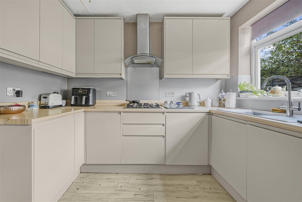 Property photo 2 of 11 8 Frymley View, Windsor Sl4 5Ta7.Jpg