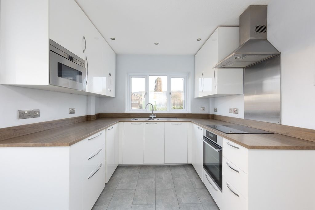 Property photo 2 of 15 4701035