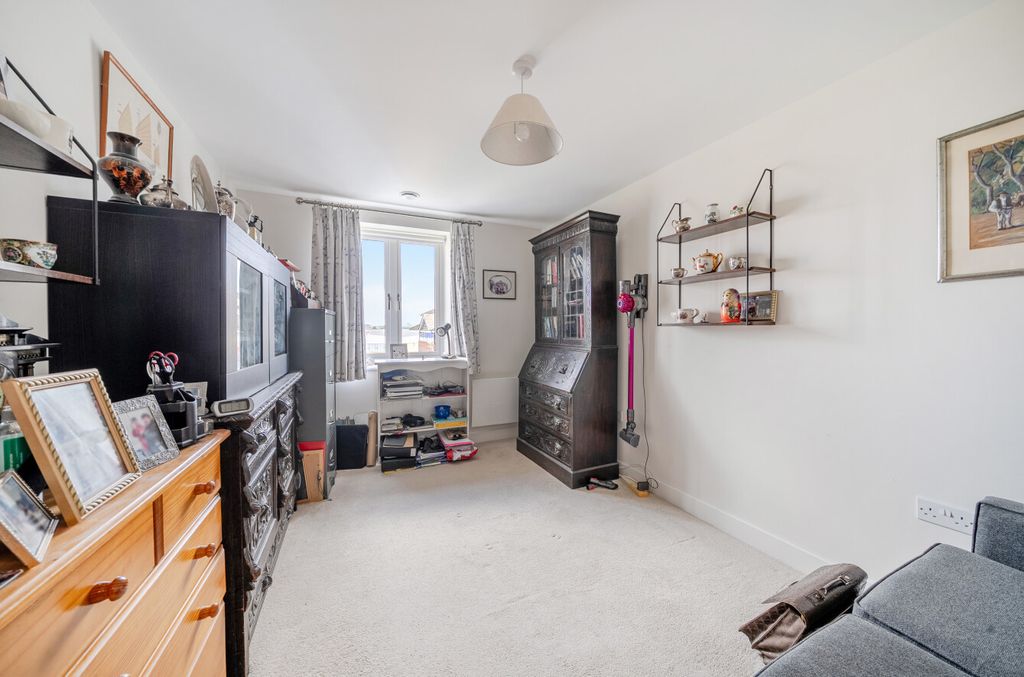 Additional image 7 of 2 bed flat for saleRoslin Place, Station Road, Hook RG27