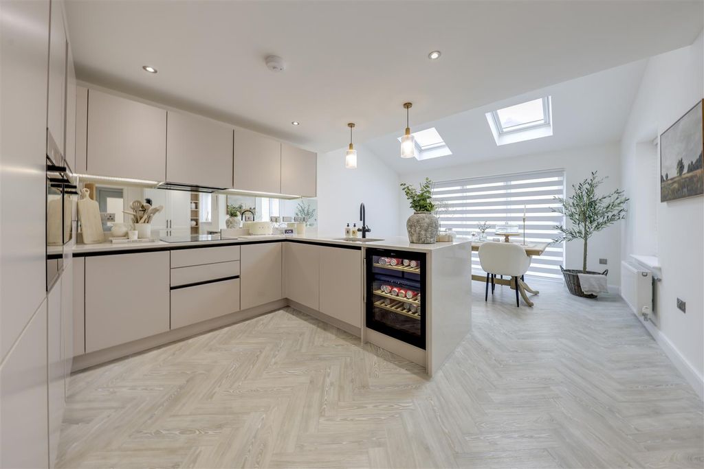 Property photo 3 of 33 Open Plan Breakfast Kitchen / Dining