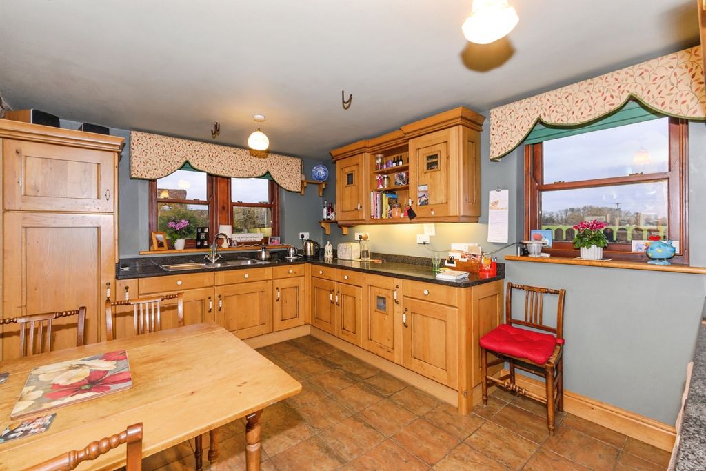 Property photo 3 of 11 Kitchen/Breakfast