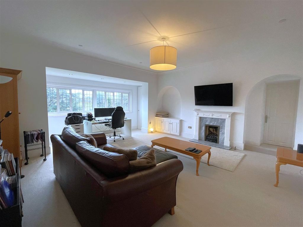 Property photo 2 of 11 Lounge.1.N.Jpg