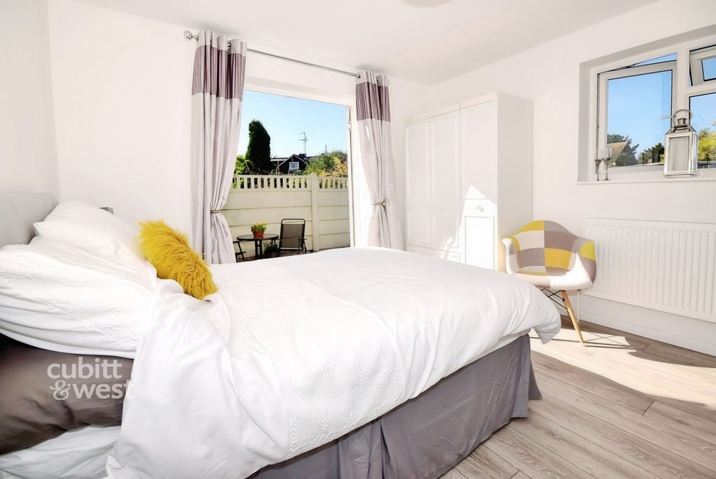 Property photo 2 of 8 3B00E529-1