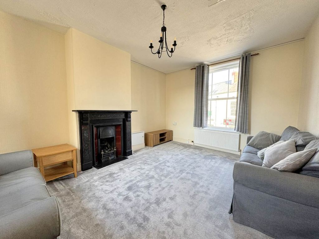 Property photo 3 of 13 Lounge