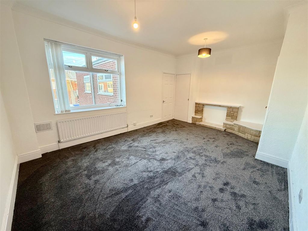 Property photo 3 of 8 Lounge